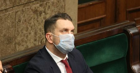 Łukasz Mejza otrzymał "tajemniczą teczkę". "Pod stołem"