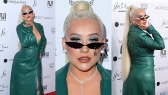 Drapieżna Christina Aguilera posyła całuski ze ścianki w Los Angeles (ZDJĘCIA)