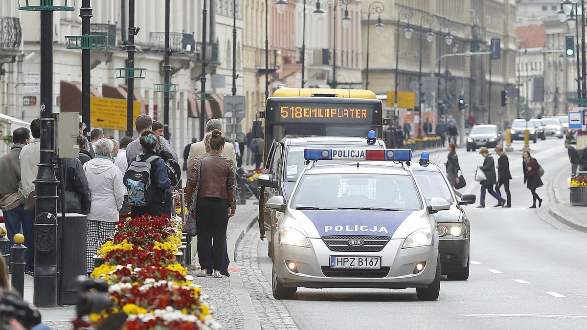 SK:, , fot. Baranowski/AKPAmaj 2014, Maria Elżbieta w salonie Pandora, policja, stolica, ulica, Warszawa