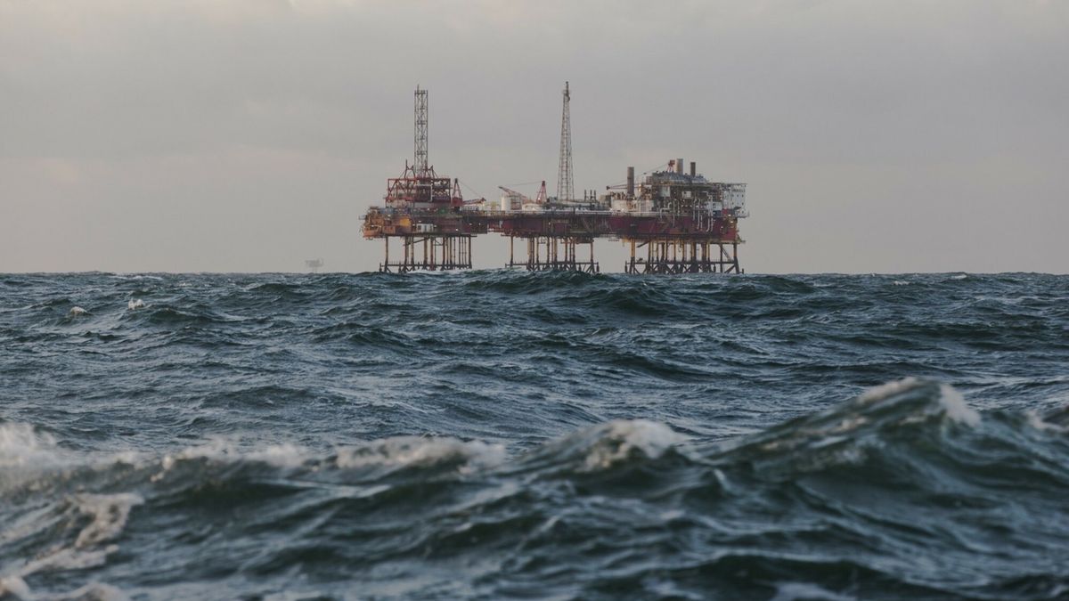 Platforma wiertnicza na morzu. Zdjęcie poglądowe