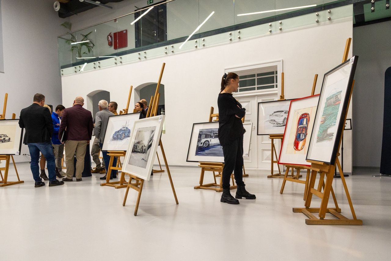 Sieradz: Wernisaż rysunków Marcina Plucińskiego