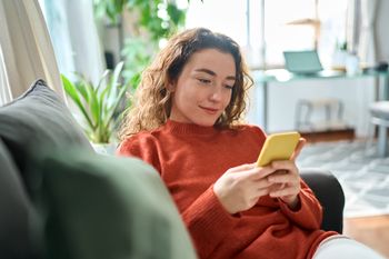 Sprawdź, co się dzieje z twoim mózgiem, gdy nie korzystasz z telefonu przez cały dzień. Tak organizm reaguje na detoks cyfrowy