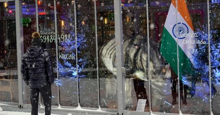 Wrocław. Nosorożec patrzy na Rynek. Nieustająco zaprasza do ZOO