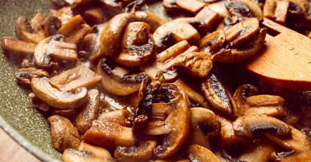 Zapomnij o wodnistych i mdłych pieczarkach. Ten sprytny patent zmienia wszystko