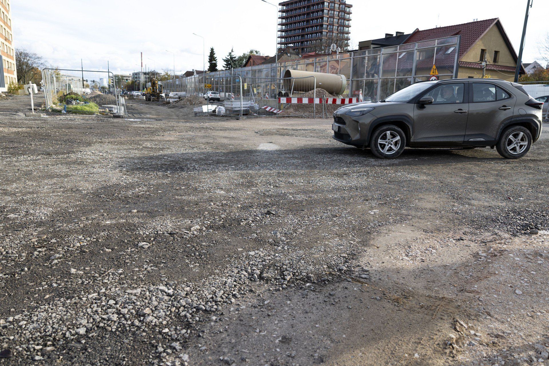 Przejazd przez teren budowy linii tramwajowej do Mistrzejowic w Krakowie