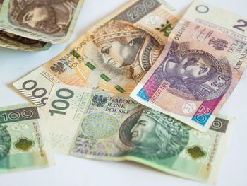 Straciła prawie 850 tysięcy złotych. Policja ostrzega przed oszustami