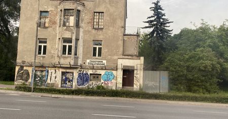 Warszawa. Kamienica pod Skarabeuszami niszczeje. Będzie grzywna dla właściciela