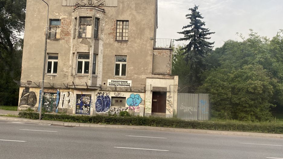 Warszawa. Właściciel Willi pod Skarabeuszami ukarany grzywną w wysokości 10 tysięcy złotych za zaniedbania, jakie zagrażają istnieniu budynku. Ale i tak ostatnio jest lepiej - pojawił się metalowy płot, w pewnym stopniu uniemożliwiający bezdomnym dostanie się do wnętrza ich dawnej siedziby (Barbara Kwiatkowska)