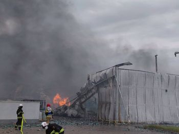 Wielki pożar na Pomorzu. Płonie fabryka aerozoli. "Zagrożenie o charakterze wybuchowym"