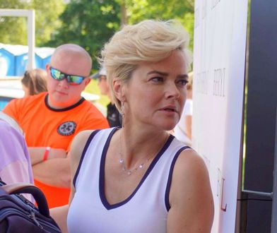 Monika Richardson na plaży. Cytuje antyszczepionkowców