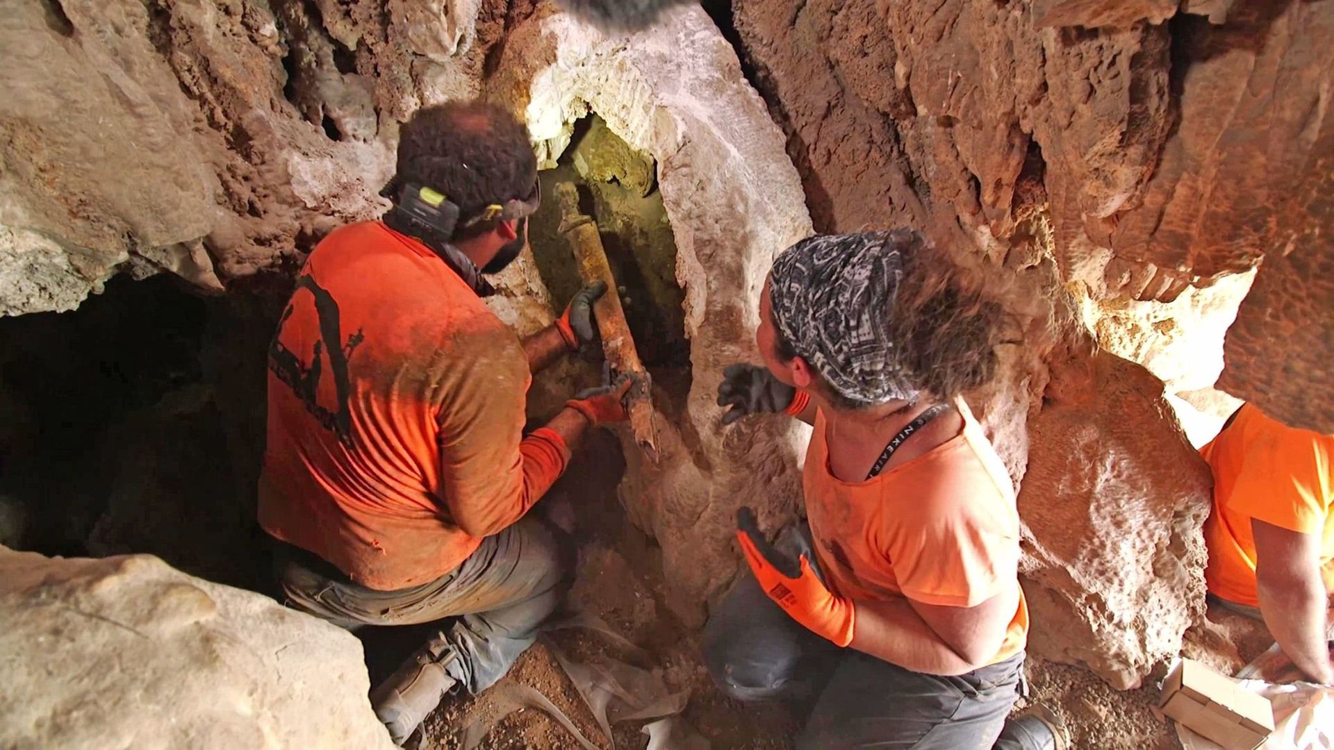 Zajrzeli w głąb jaskini. Znaleźli broń sprzed prawie 2 tys. lat