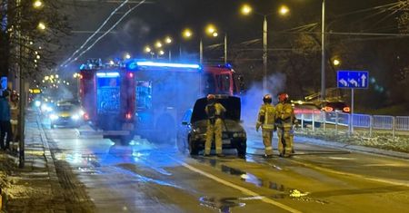 Pożar samochodu w Lublinie. Dym nagle zaczął się wydobywać spod maski