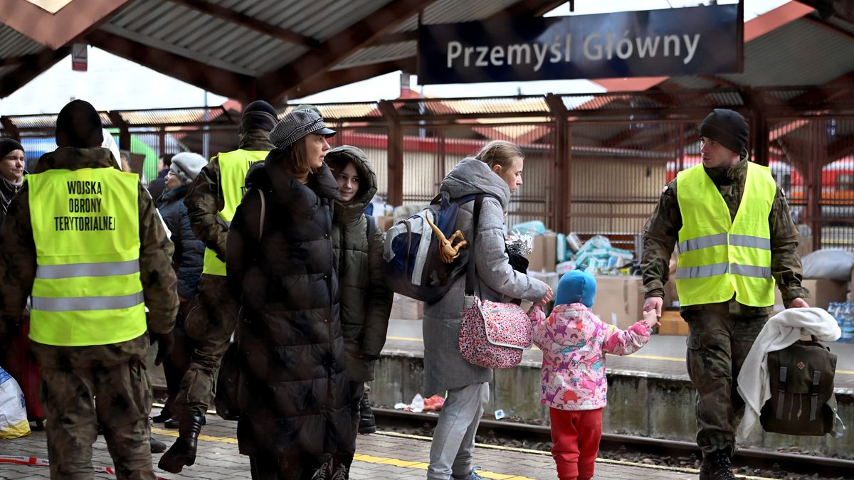 Przemyśl, 27.02.2022. Uchodźcy z Ukrainy po przyjeździe pociągiem do Przemyśla, 27 bm. Na dworcu zorganizowano punkt pomocowy dla Ukraińców uciekających ze swojego kraju przed wojną. (mr) PAP/Darek Delmanowicz