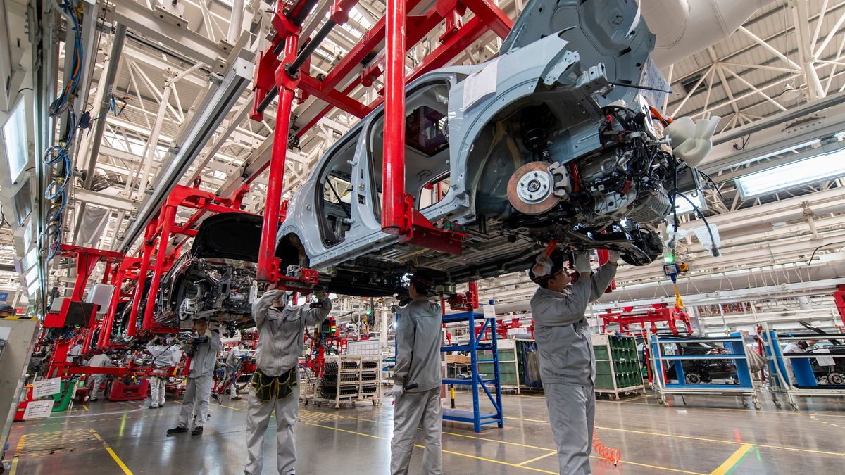 Montaż samochodów w fabryce firmy Zero Run w mieście Jinhua - zdjęcie ilustracyjne
