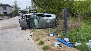 Nowy Dwór Mazowiecki: Pijany uderzył w ogrodzenie i dachował. Kierowca miał 2 promile alkoholu!