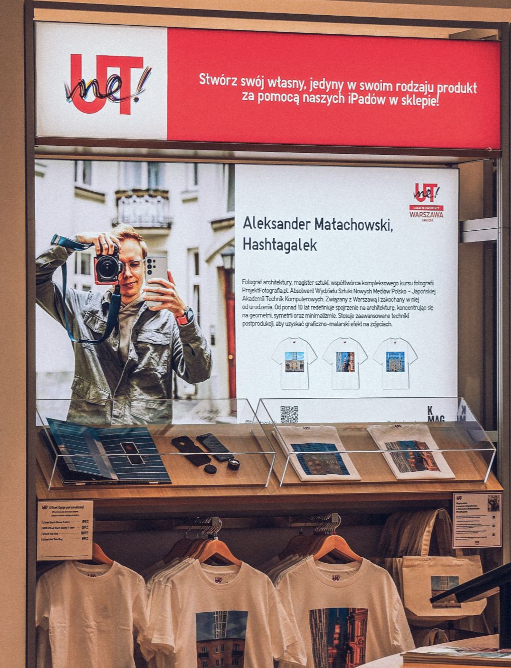 Zdjęcia Aleksandra Małachowskiego na koszulkach marki UNIQLO