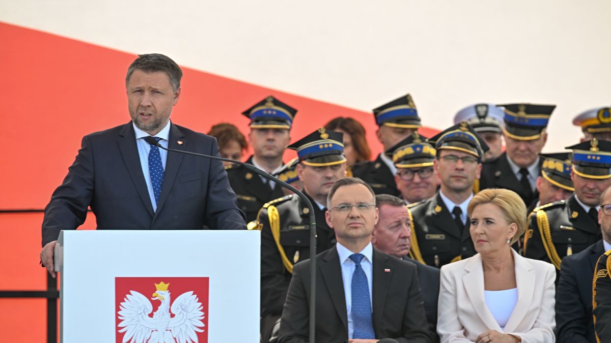 Warszawa, 04.05.2024. Prezydent RP Andrzej Duda (C), pierwsza dama Agata Kornhauser-Duda (P) oraz minister spraw wewnętrznych i administracji Marcin Kierwiński (L) podczas centralnych obchodów Dnia Strażaka na Placu Marszałka Józefa Piłsudskiego w Warszawie, 4 bm. (jm) PAP/Radek Pietruszka