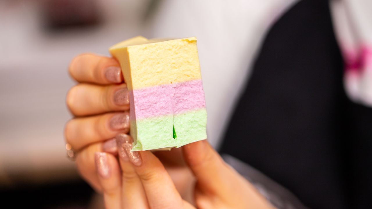 Połącz dwa składniki i wlej do foremki. Obok tego deseru nikt nie przejdzie obojętnie