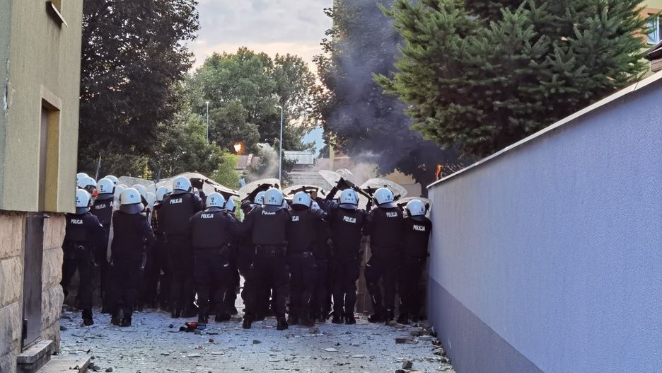 Zamieszki przed komendą w Lubinie. Policja zatrzymała ponad 40 osób
