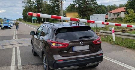 Wjechała na tory na czerwonym. O krok od tragedii na przejeździe