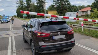 Wjechała na tory na czerwonym. O krok od tragedii na przejeździe