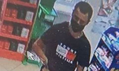 Jarosław. Napadł na sklep i groził kasjerce nożem. Policja prosi o pomoc w poszukiwaniach