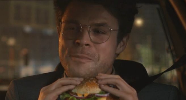 Chrrrupiący Kurczak Burger ciekawi policjantów bardziej od napadu w reklamie McDonald’s (wideo)