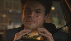 Chrrrupiący Kurczak Burger ciekawi policjantów bardziej od napadu w reklamie McDonald’s (wideo)