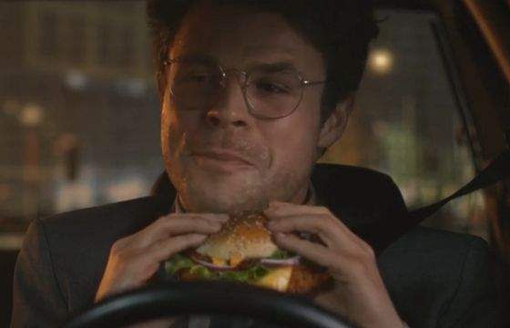 Chrrrupiący Kurczak Burger ciekawi policjantów bardziej od napadu w reklamie McDonald’s (wideo)