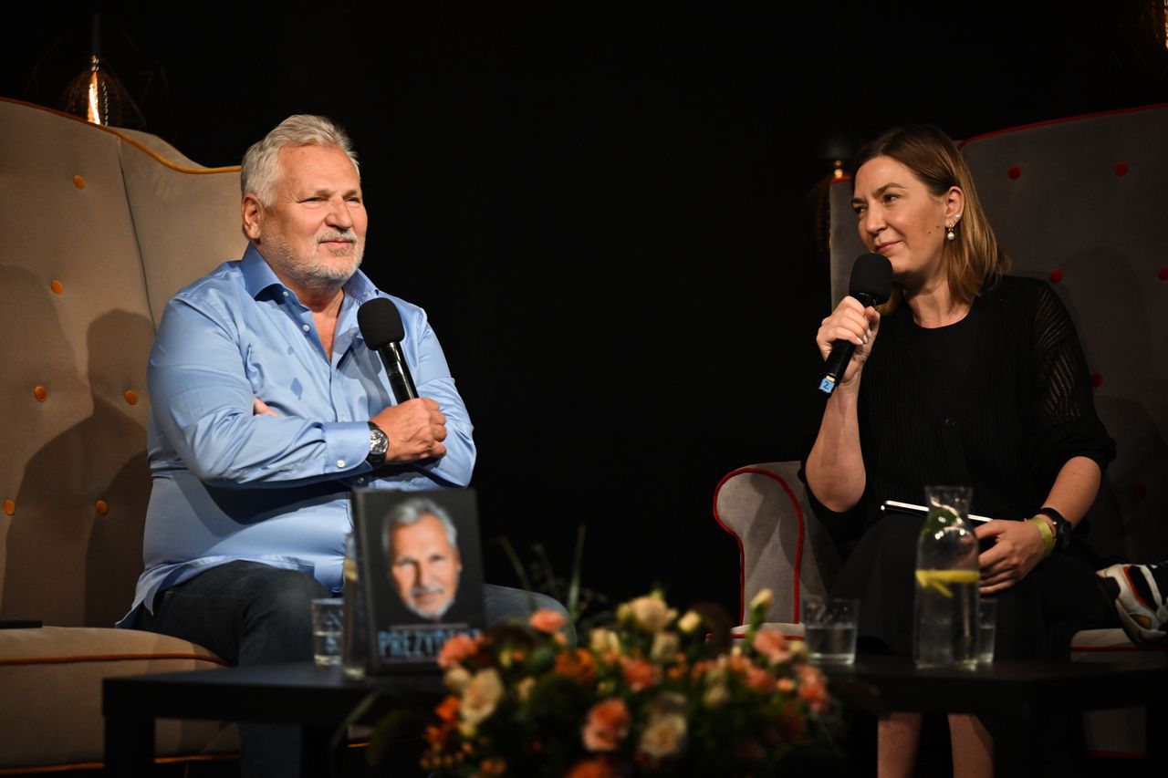 Były prezydent RP Aleksander Kwaśniewski (L) i filozofka Katarzyna Kasia (P) podczas rozmowy na Zamku Sarny w Ścinawce Górnej w ramach Festiwalu Góry Literatury