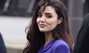 Jest gwiazdą tureckich seriali. W Paryżu wszyscy patrzyli na jej nogi