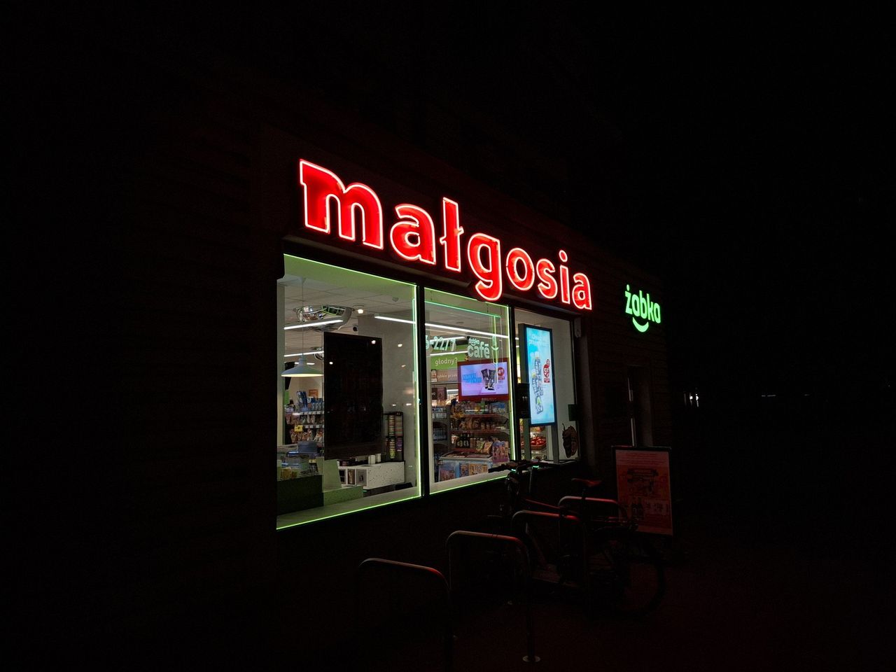 Warszawa: Na Żoliborzu powrócił kultowy neon. Przygotowany jak za dawnych lat