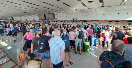 Chaos na lotniskach. Wylecimy na wakacje? "To tak naprawdę loteria"