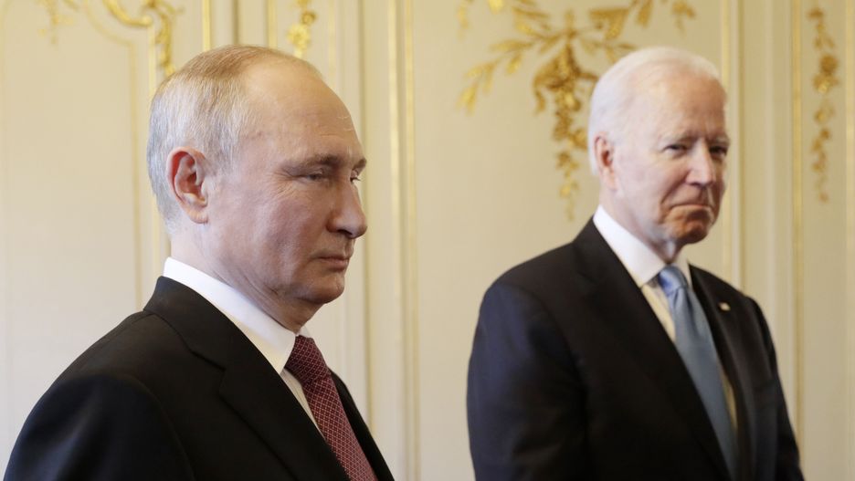 Biden rozgrywa Putina? "Rosja przegrywa wojnę informacyjną". Na zdjęciu przywódcy Rosji i USA podczas czerwcowego spotkania w Genewie 