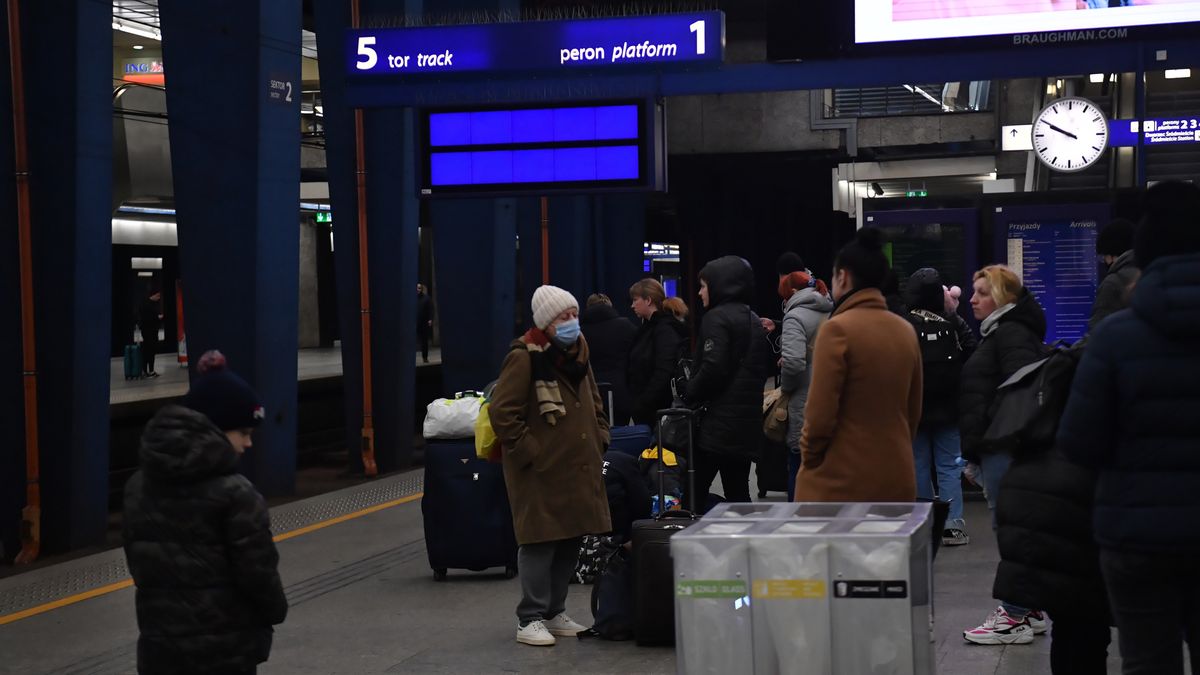 Na zdjęciu pasażerowie na stacji Warszawa Centralna oczekujący na spóźniony pociąg