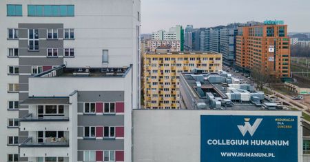 "Nie ma drugiej takiej drukarni". Wykładowca uderza w Collegium Humanum
