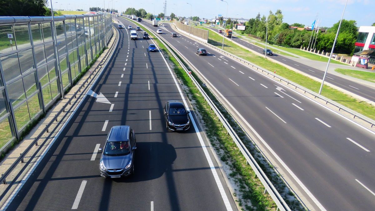 Droga 721-bis ma połączyć Piaseczno z Sękocinem Nowym. Na zdjęciu DK7 w Sękocinie Nowym