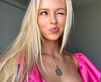 Wskoczyła w różową mini. Ale uwagę zwracają buty. Nadal są hitem?