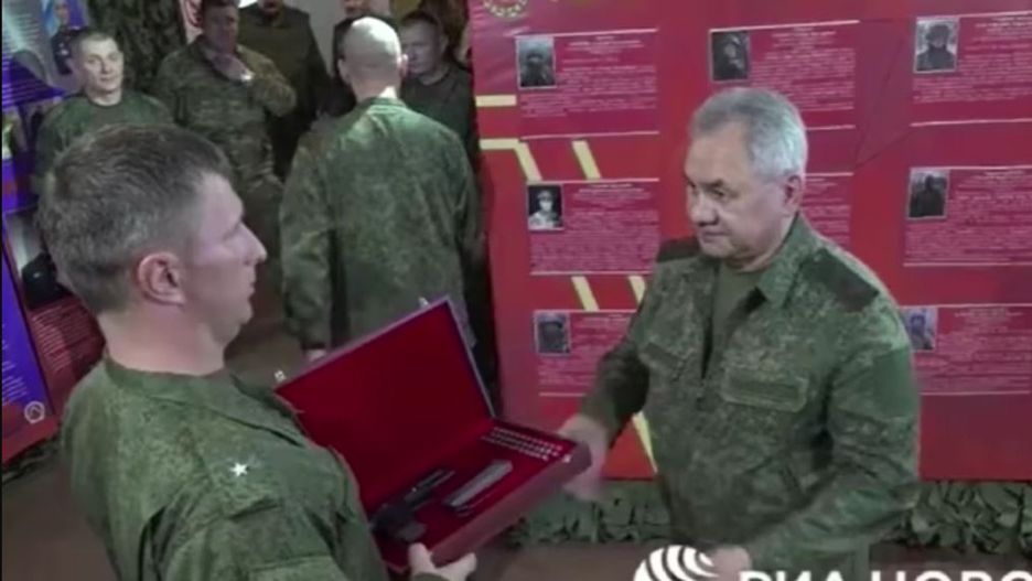 Siergiej Szojgu wręcza żołnierzom odznaczenia