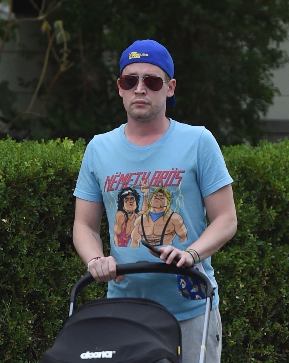 Macaulay Culkin spaceruje z synkiem po Los Angeles 