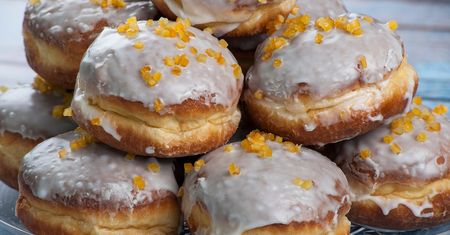 Babcia co roku smaży pączki na maślance. Tak pulchnych i miękkich nie ma w żadnej cukierni