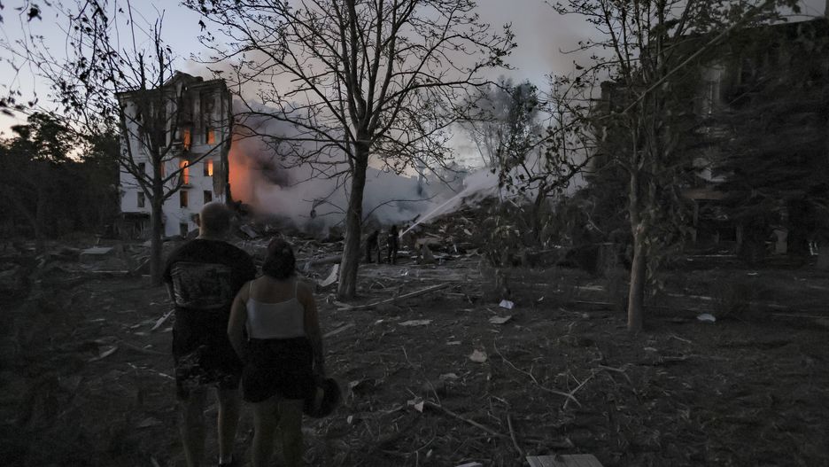 epaselect epa12276617 Local people react at the site of a Russian strike to a five-storied residential building in Kramatorsk in the Donetsk region, Ukraine, 31 July 2025 (issued 01 August 2025), amid the ongoing Russian invasion. At least one person was killed and 11 more were injured according to the State Emergency Service. Kramatorsk is the administrative center of the Kramatorsk district in the Donetsk region of Ukraine, which is about 40 km from the frontline. EPA/YEVHEN TITOV Dostawca: PAP/EPA.