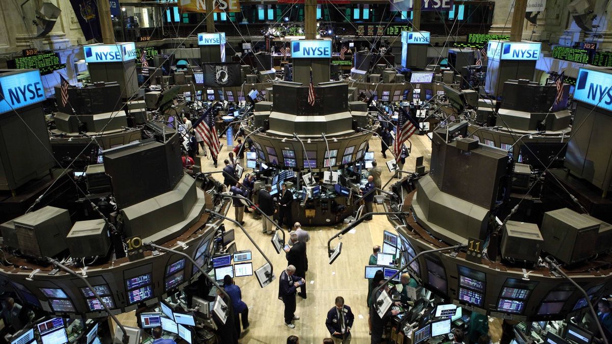 Reporter Poland 2008Traders work at the New York Stock Exchange in New York, the United States, September 15, 2008. New York stocks made landslide losses on Monday with Dow Jones shedding more than 500 points, as the U.S. financial turmoil battered inverstors' confidence in the health of economy. Ref: B950_120641_0001 15.09.2008 fot Xinhua/Photoshot/REPORTERREPORTER