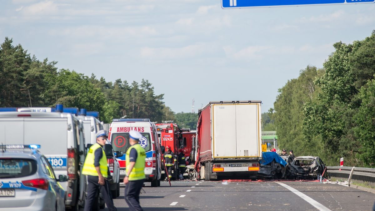 Do tragicznego zderzenia siedmiu aut doszło w niedzielę na trasie A6. Dwie godziny później miał także miejsce wypadek w przeciwnym kierunku. Zderzyły się kolejne 3 pojazdy, a trasa w obie strony jest zablokowana. W karambolu życie straciło co najmniej 6 osób.