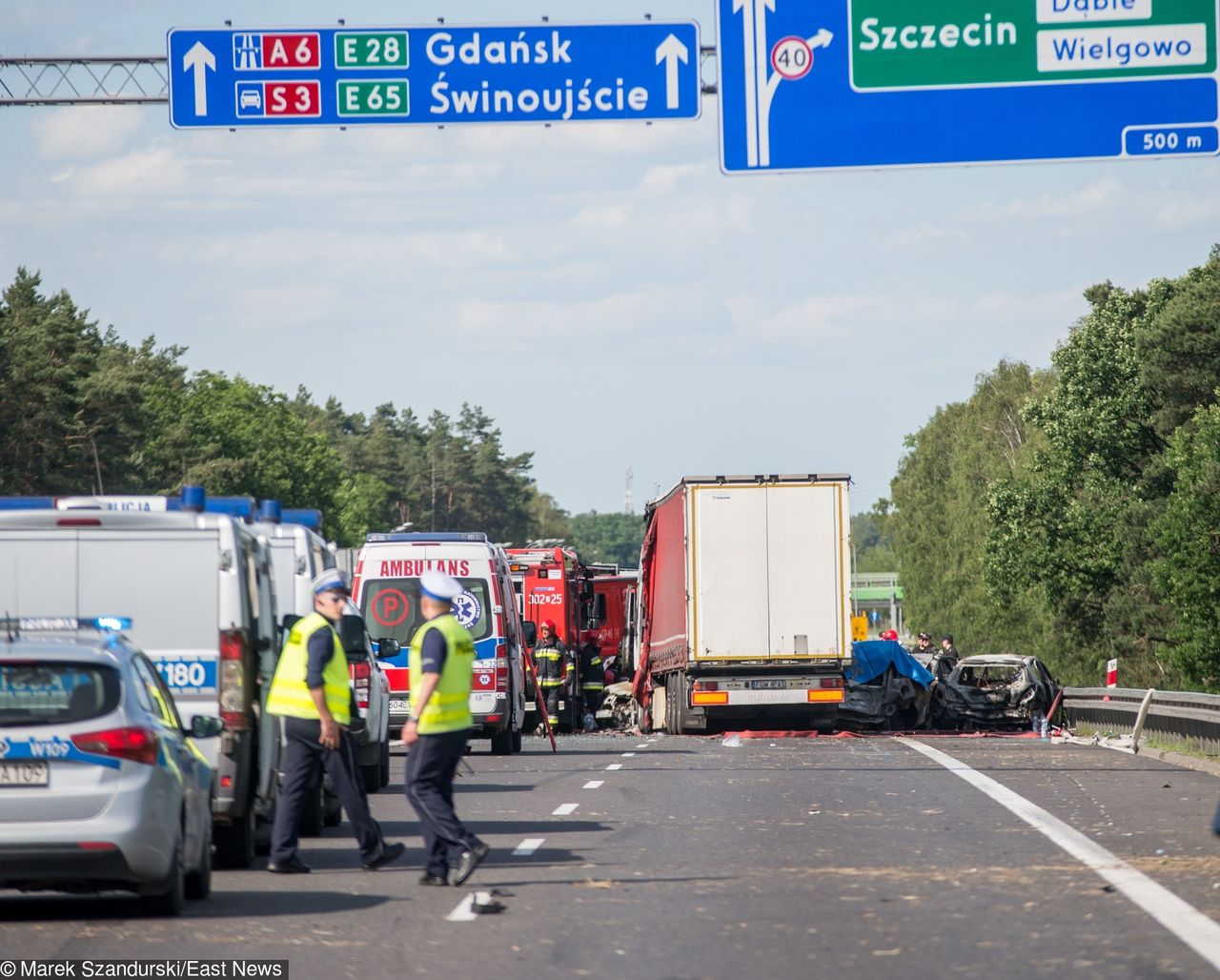 Do tragicznego zderzenia siedmiu aut doszło w niedzielę na trasie A6. Dwie godziny później miał także miejsce wypadek w przeciwnym kierunku. Zderzyły się kolejne 3 pojazdy, a trasa w obie strony jest zablokowana. W karambolu życie straciło co najmniej 6 osób.