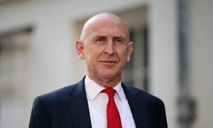 Odszedł z rządu przez brak pieniędzy. Teraz wraca jako minister finansów Wlk. Brytanii