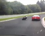 Motocyklista robi przykro Ferrari 599GTB na Nurburgring