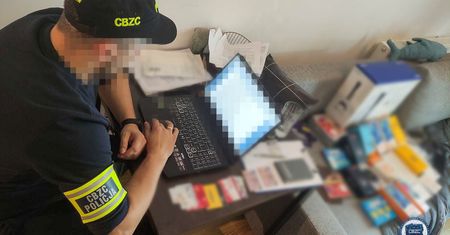 Fałszywi pracownicy banku oszukali kilkadziesiąt osób na miliony – zatrzymano ośmiu podejrzanych