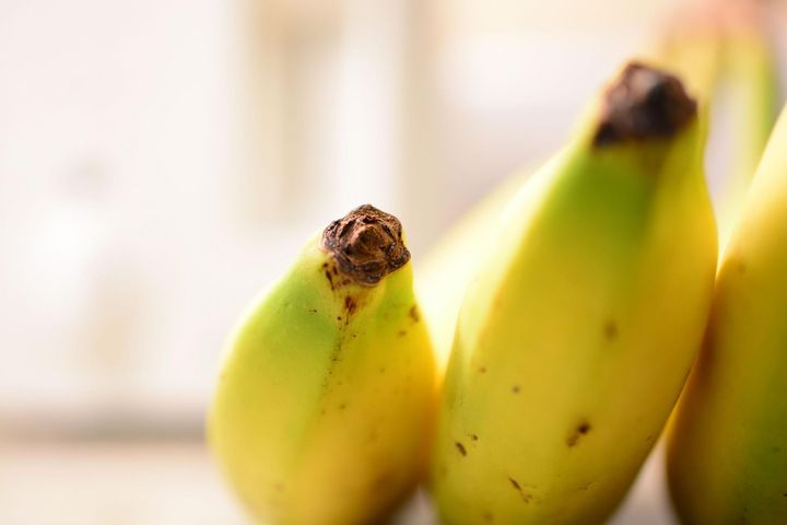 Wiele osób odcina końcówki banana przed spożyciem