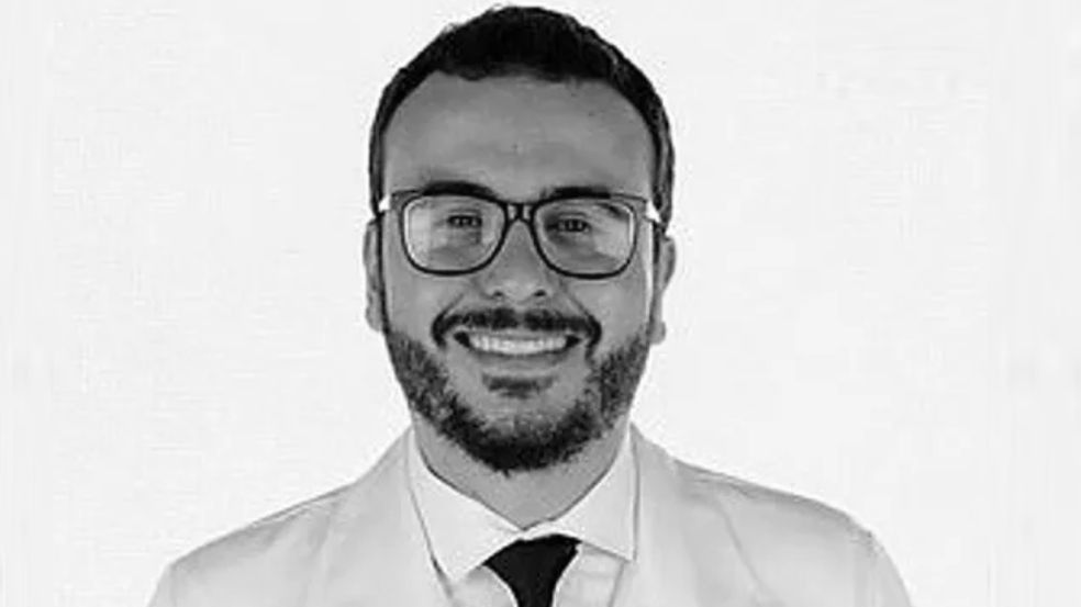 DOktor João Pedro R. Feitosa, zmarł biorąc udział w testach szczepionki przygotowywanej przez firmę AstraZeneca i Uniwersytet Oksfordzki.